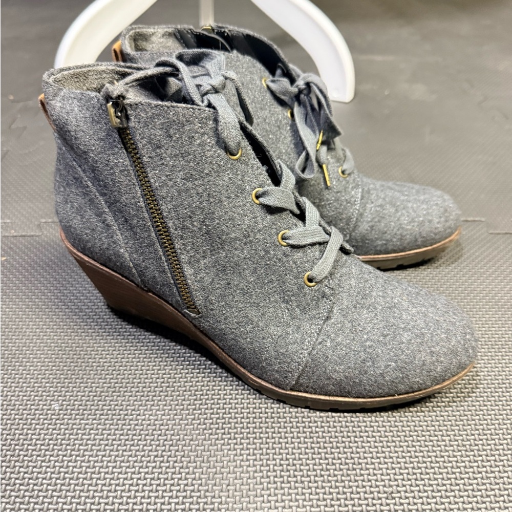 Dr. Scholl's Charcoal Lace-Up Wedges